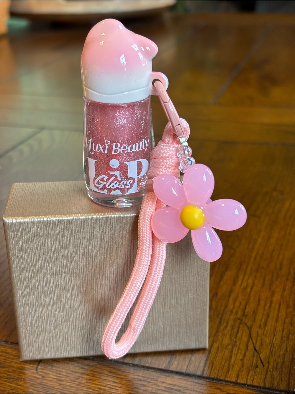 Mini lip gloss bag charms with‎ decorative daisy in pink